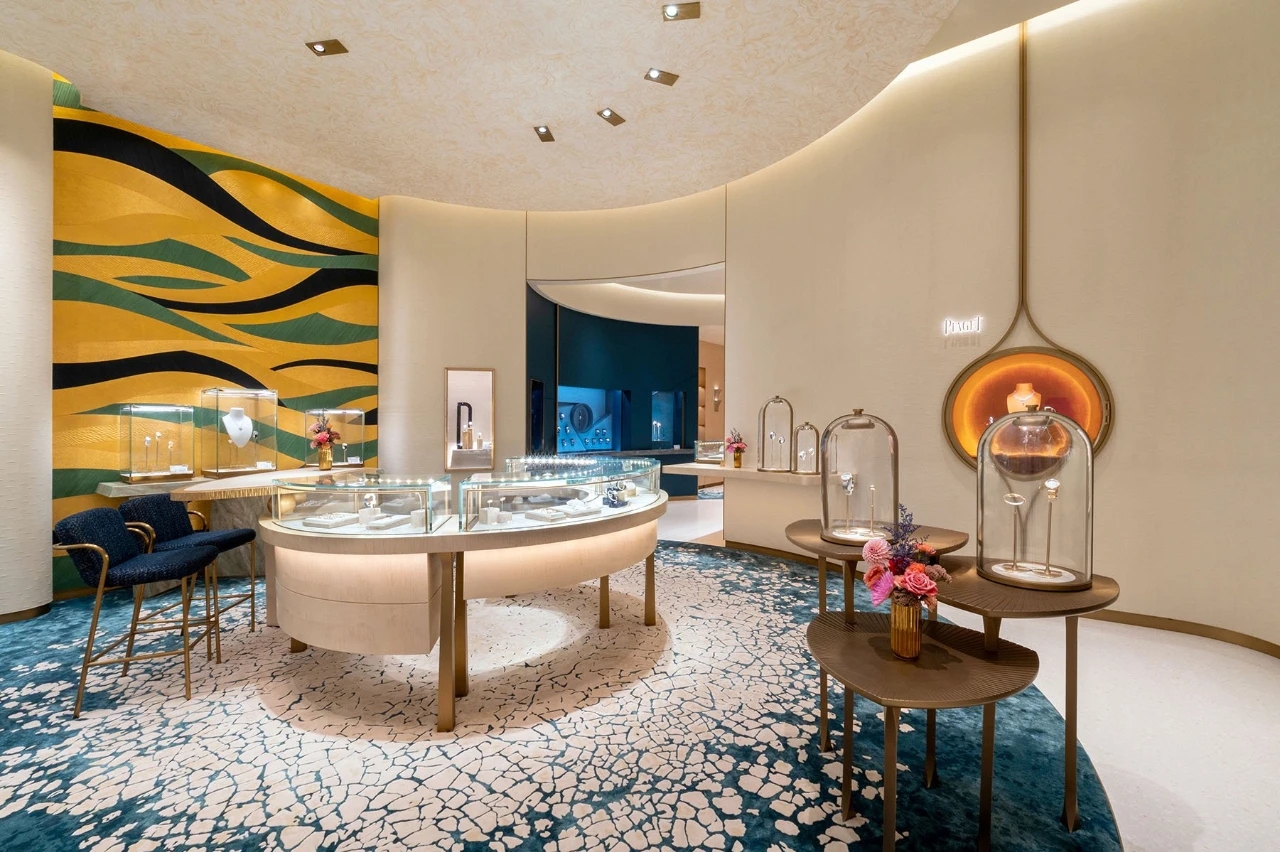 Luxury display fixtures and room dividers